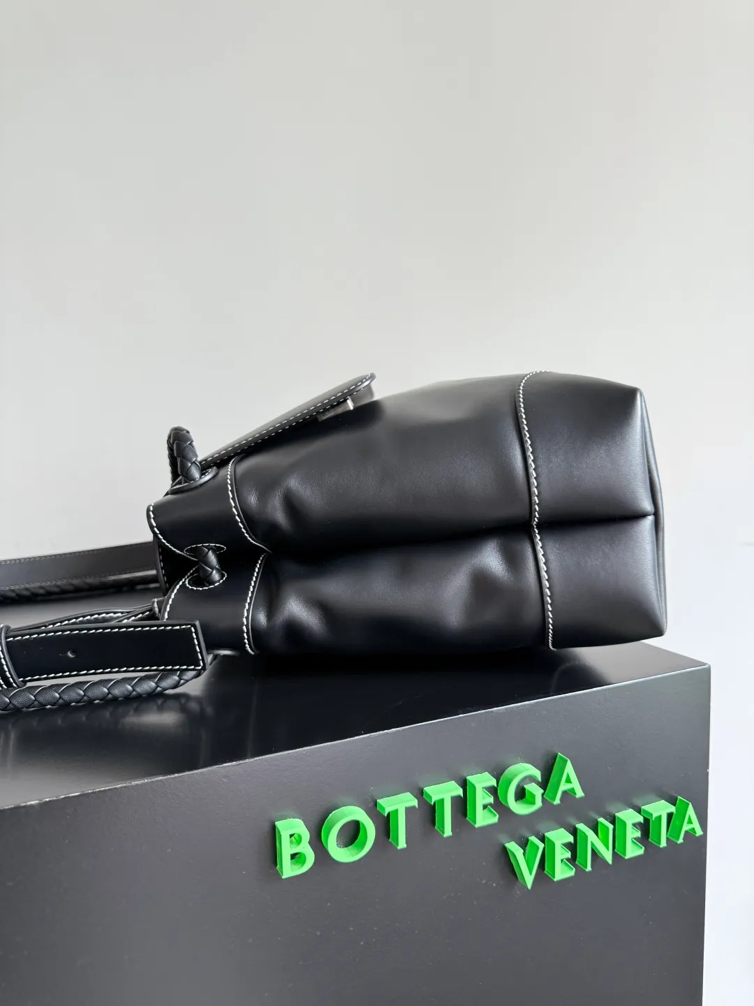 Batch 2460 BOTTEGA VENETA 2025 new men's ANDIAMO backpack Bottega Veneta's main recommendation is undoubtedly Andiamo. The first new favorite of 2025 is a men's splayed buckle bag. It can be seen that the designer has used many small ideas. The detachable cross-body strap is very convenient for elite office workers to carry their work diary. Reduce the burden on your hands when carrying office supplies. The interior is divided into two large compartments and a small zippered compartment. Unlike the women's model, the compartments here are not detachable. The fixed large single layer also makes it easier to pack lightly when going out to work and avoids the accumulation of too many small items. Style number: 807715 (full leather) Size: 37*26*13cm